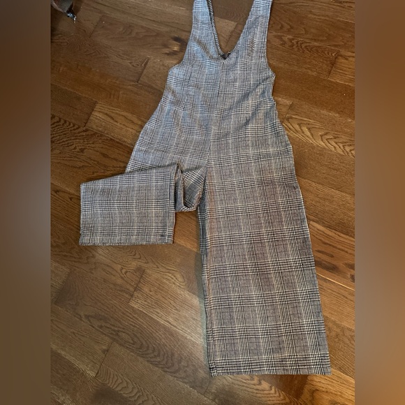 Chic European jumpsuit - Picture 1 of 4